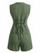 Grüner Jumpsuit mit Bindegürtel auf weißem Hintergrund