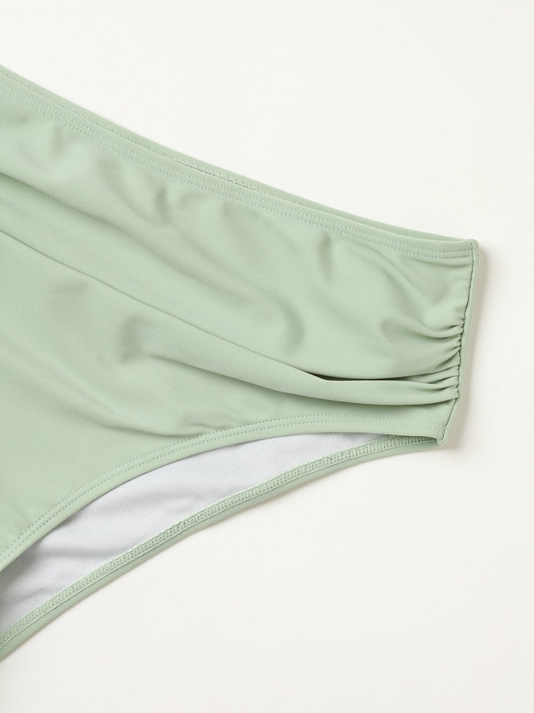 Vintage-Wickelbikini mit gekreuztem Oberteil und hochgeschnittenem Höschen im Retro-Stil der 1950er Jahre