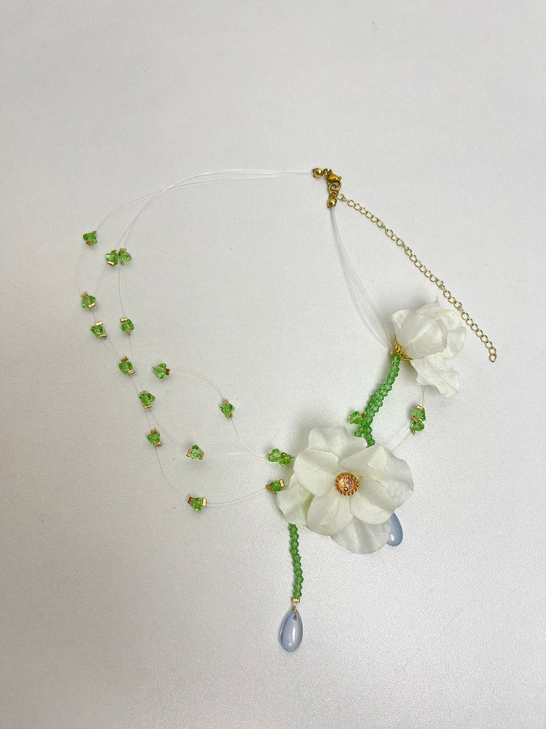 Grüne Halskette mit Blumen und Kristall