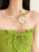 Grüne Halskette mit Blumen und Kristall