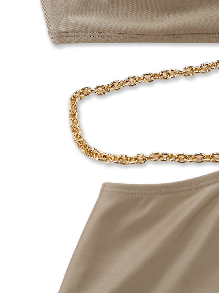 Neckholder-Badeanzug mit Cut-out, Kettendetails und Metallic-Akzenten für luxuriösen Resort-Pool-Look