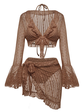 Ein dreiteiliges Bikini-Set mit einem passenden, schokoladenbraunen Strandkleid aus Spitze mit Glockenärmeln.