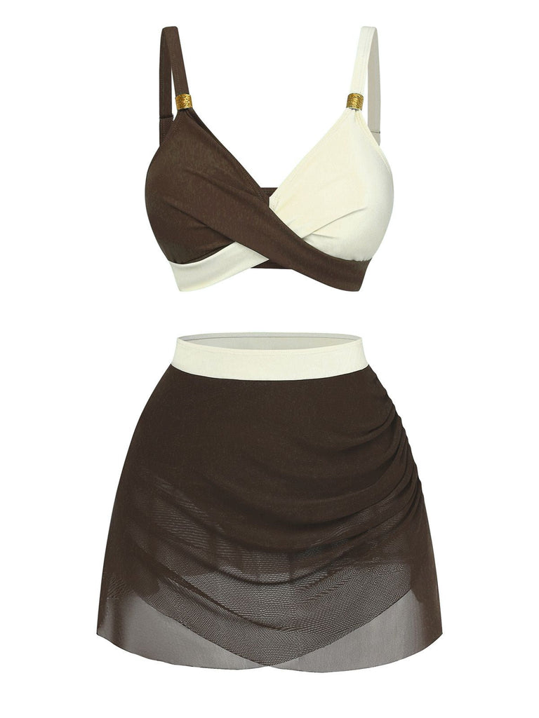 Zweiteiliger Badeanzug mit braun-weißem Oberteil und Rock auf weißem Hintergrund