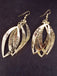 Mehrfarbige Ohrringe mit Blatt, Metallic und strukturiert