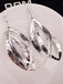 Mehrfarbige Ohrringe mit Blatt, Metallic und strukturiert