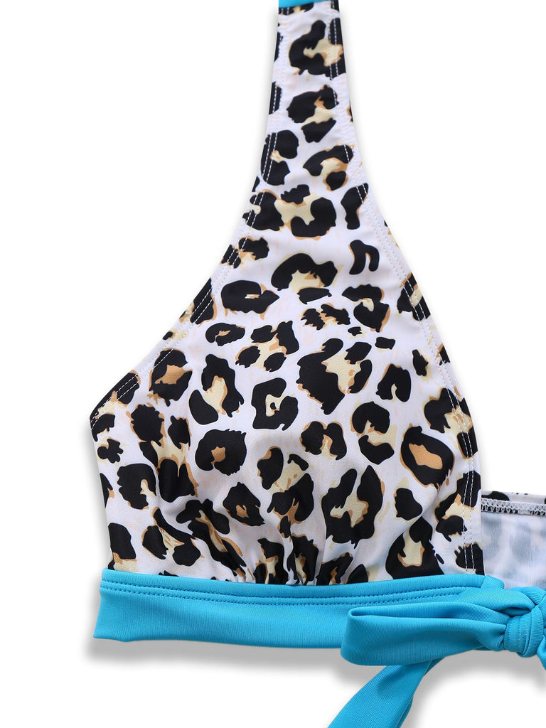 Bikini-Oberteil mit Leopardenmuster und blauen Trägern auf weißem Hintergrund