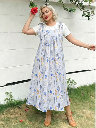 [Übergröße] Hellblaues 40er Kleid mit Blumen und Schürze