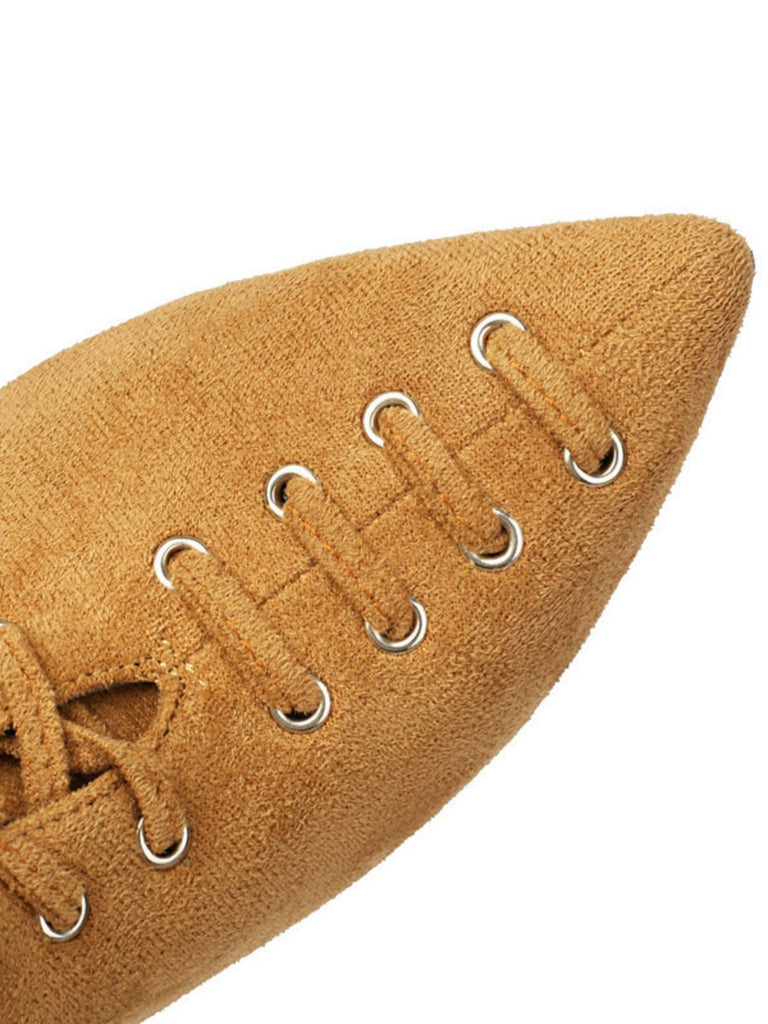 Hellbraune Vintage-Pumps aus Wildlederimitat mit spitzer Zehenpartie und Zehendetails