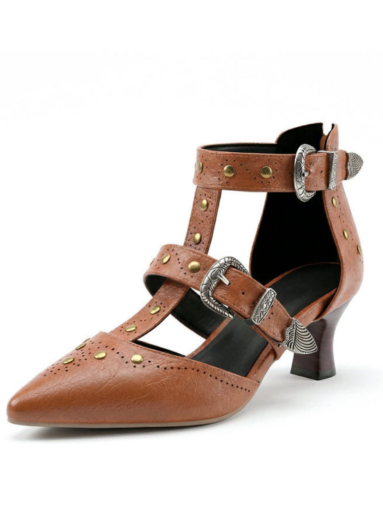 Brauner Lederschuh mit Metallriemen und Schnallen auf weißem Hintergrund