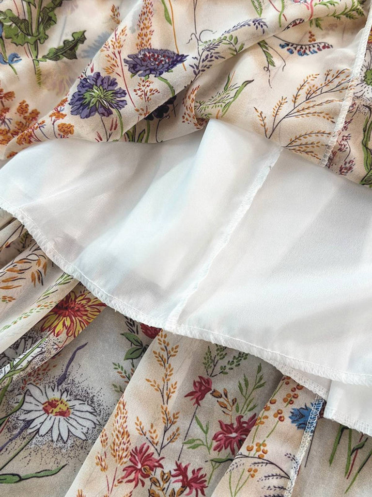 Nahaufnahme eines floralen Stoffes mit weißem Überzug