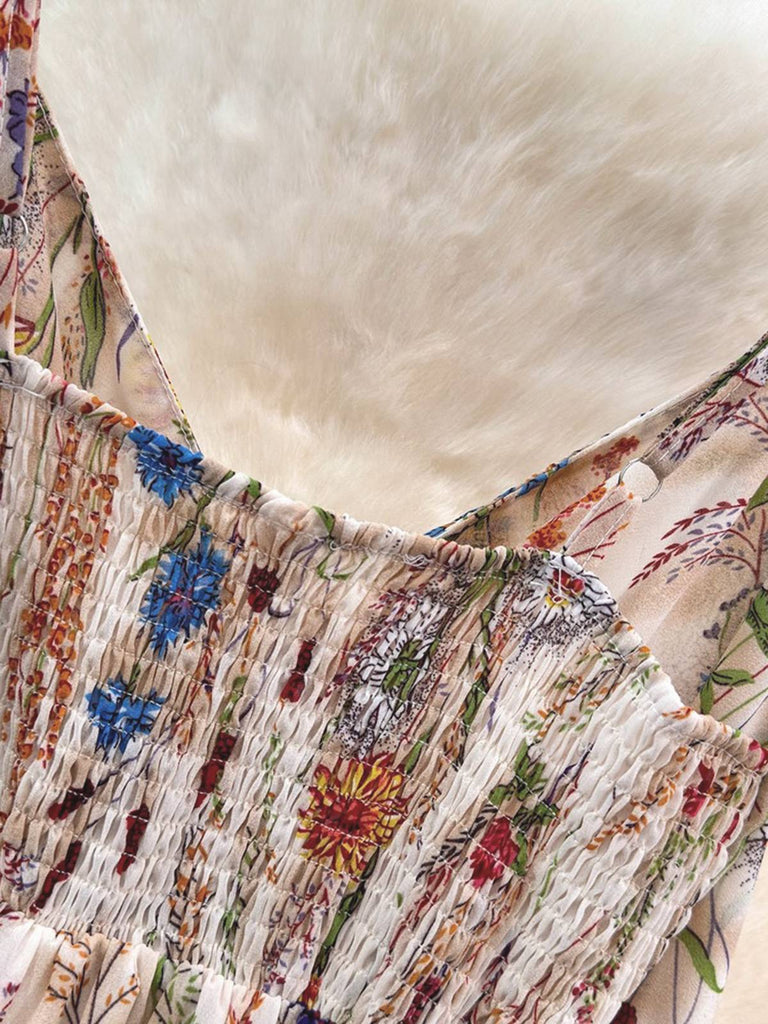 Nahaufnahme eines floral gemusterten Stoffes vor einem hellbeigen Hintergrund