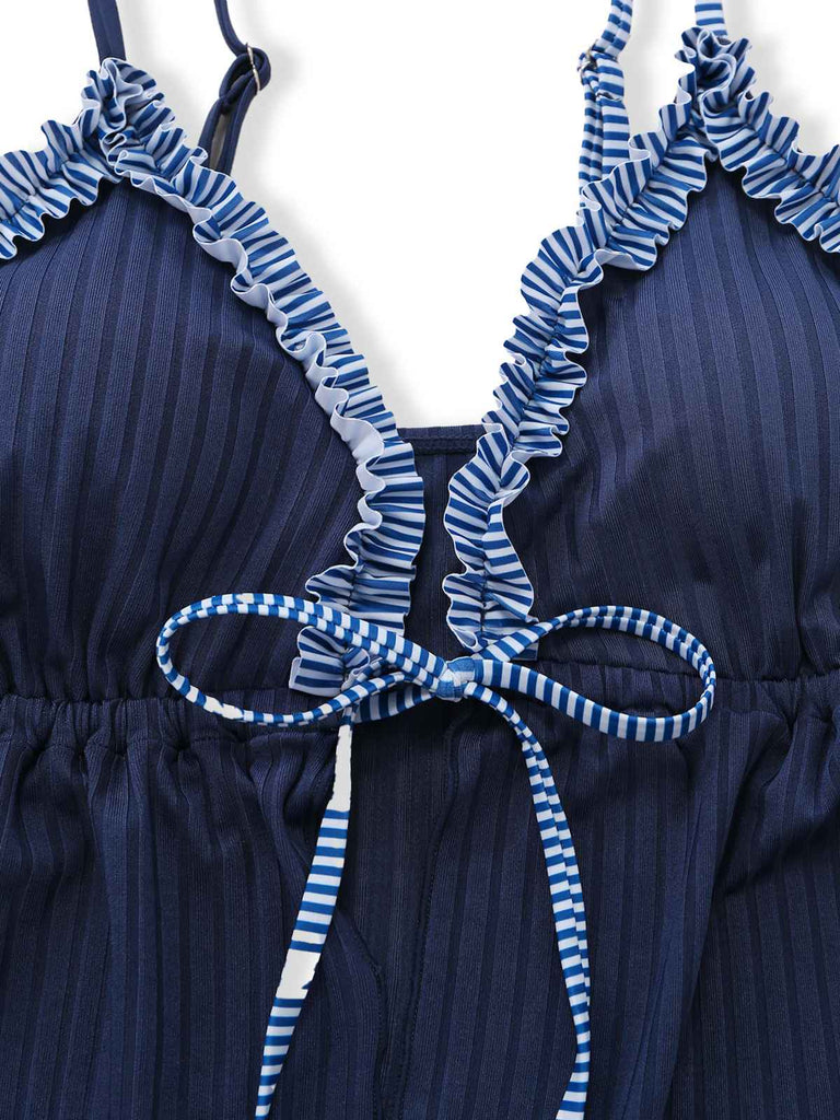 Marineblau gestreifter Tankini mit Rüschenoberteil zum Binden vorne im Vintage-Bademodenstil der 1950er Jahre.