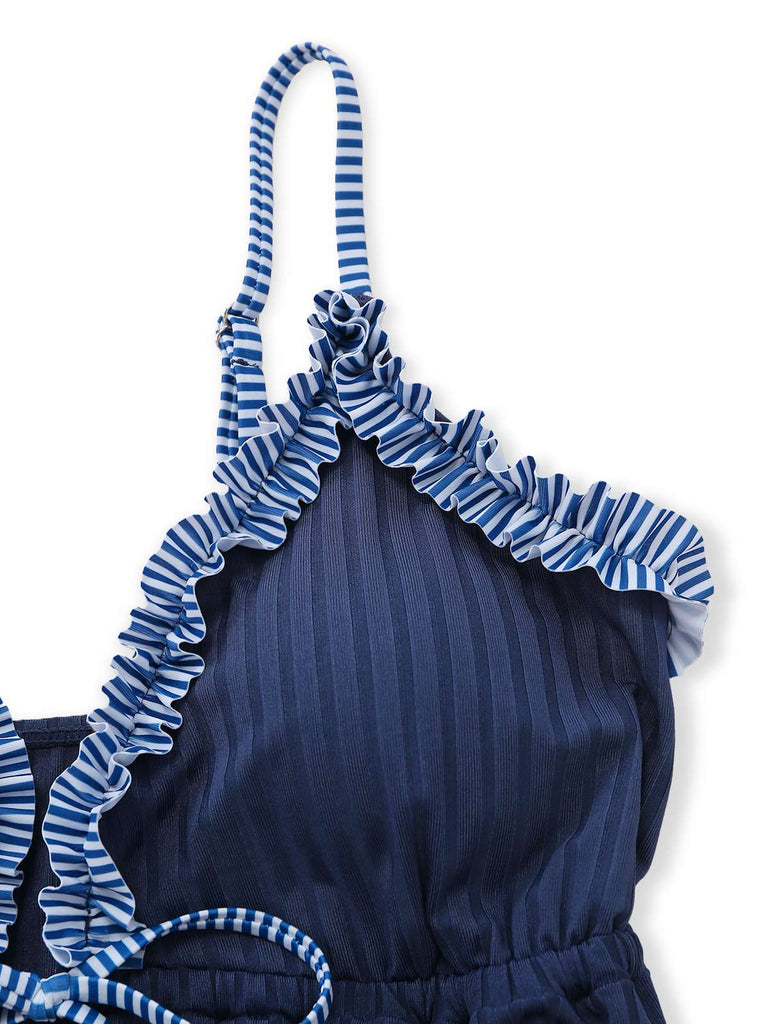 Marineblau gestreifter Tankini mit Rüschenoberteil zum Binden vorne im Vintage-Bademodenstil der 1950er Jahre.