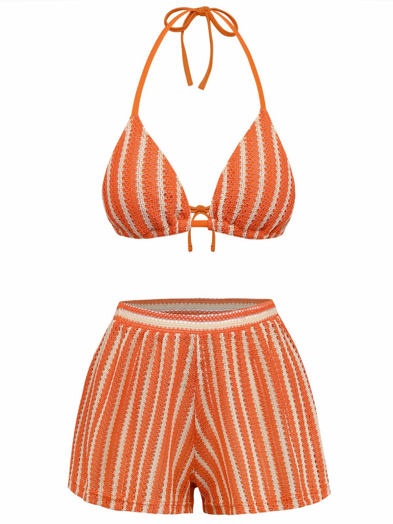 Orange-weiß gestreiftes Bikini-Set auf weißem Hintergrund