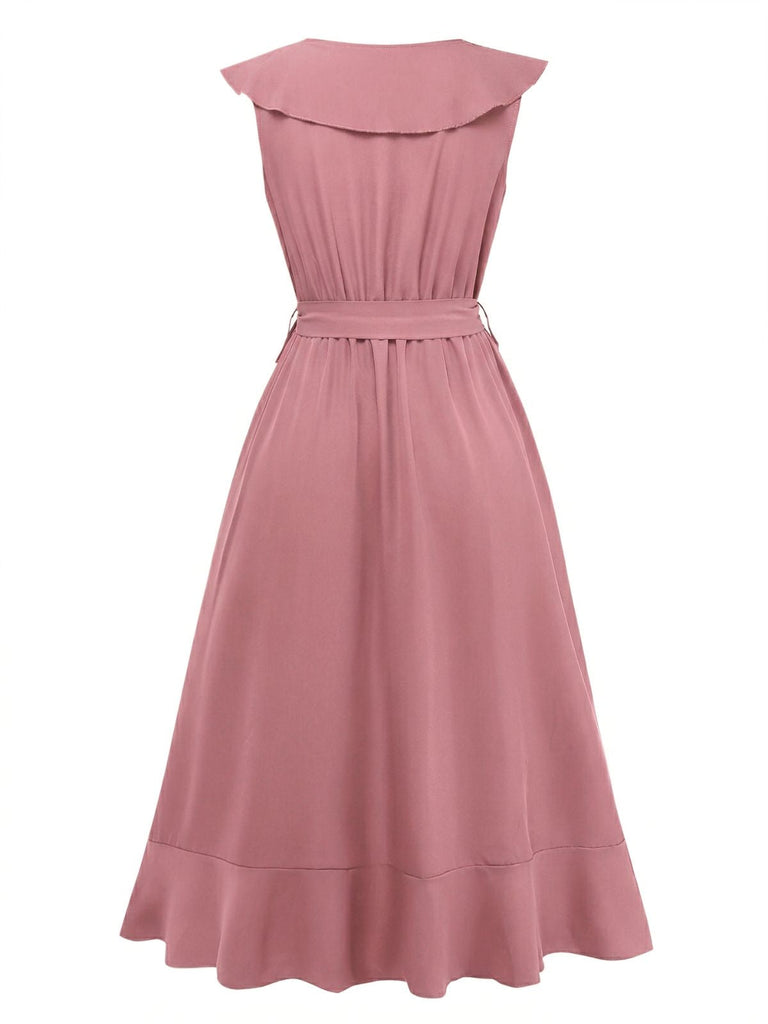 Rosa Kleid mit Gürtel auf weißem Hintergrund