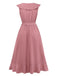 Rosa Kleid mit Gürtel auf weißem Hintergrund