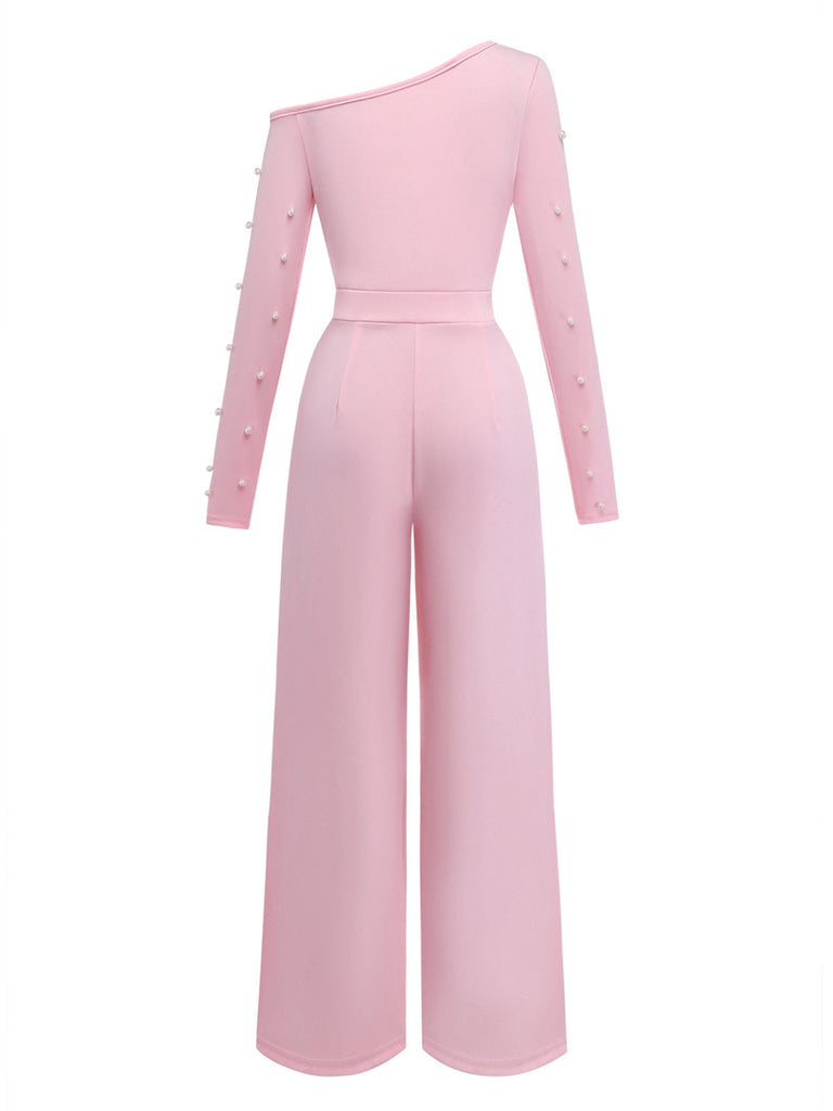 Rosa Jumpsuit mit Perlenverzierungen auf weißem Hintergrund
