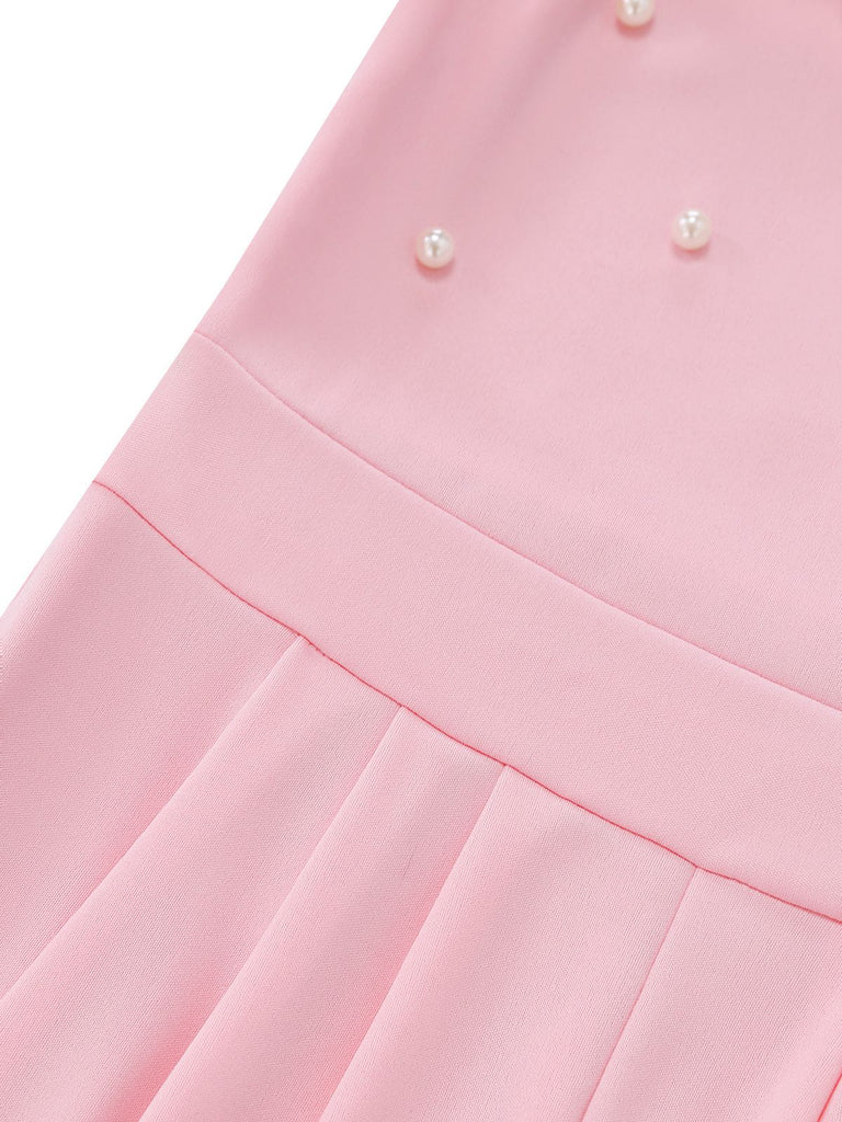 Nahaufnahme eines rosa Jumpsuits mit Perlenverzierungen auf weißem Hintergrund