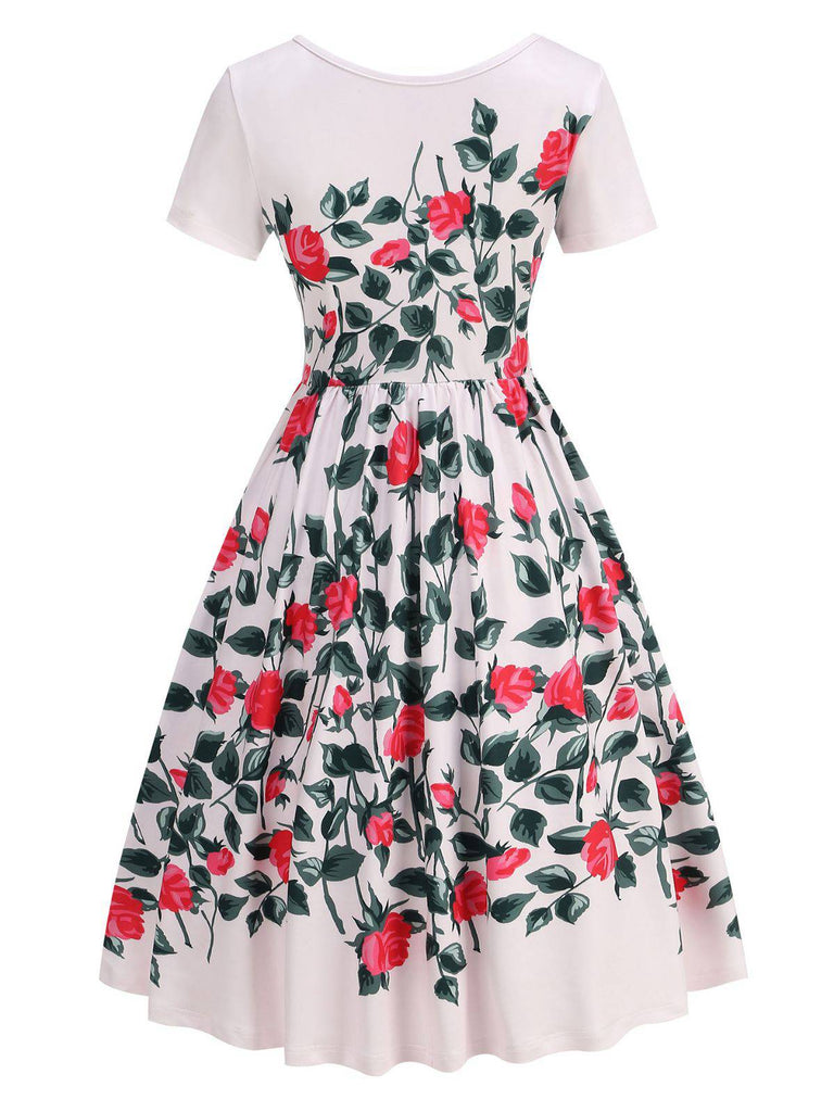 Weißes Kleid mit rotem Blumenmuster auf weißem Hintergrund