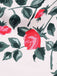 Blumenmuster mit rosa und roten Rosen auf hellem Hintergrund