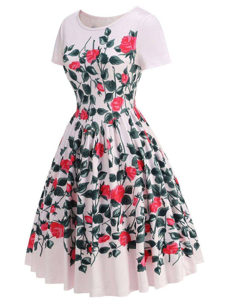 Kleid mit Blumenmuster auf weißem Hintergrund