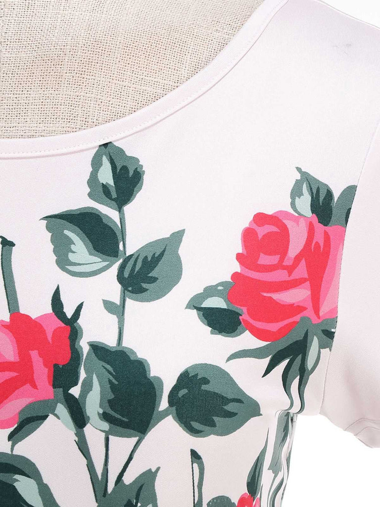 Blumenmuster mit rosa Rosen und grünen Blättern auf weißem Hintergrund