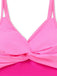 Nahaufnahme eines pinkfarbenen Bikini-Oberteils vor weißem Hintergrund