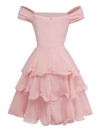 Rosa schulterfreies Kleid mit Rüschenlagen auf weißem Hintergrund