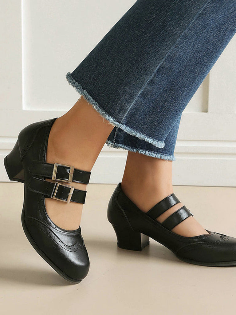 Schuhe mit Spitz und Schnalle