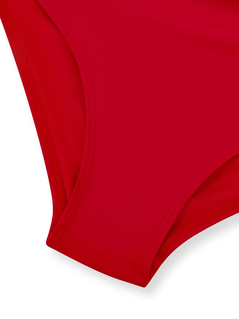 Roter Badeanzug aus den 1950er Jahren mit Raffungen, Cut-outs und Bauchkontrolle (Nahaufnahme von unten)