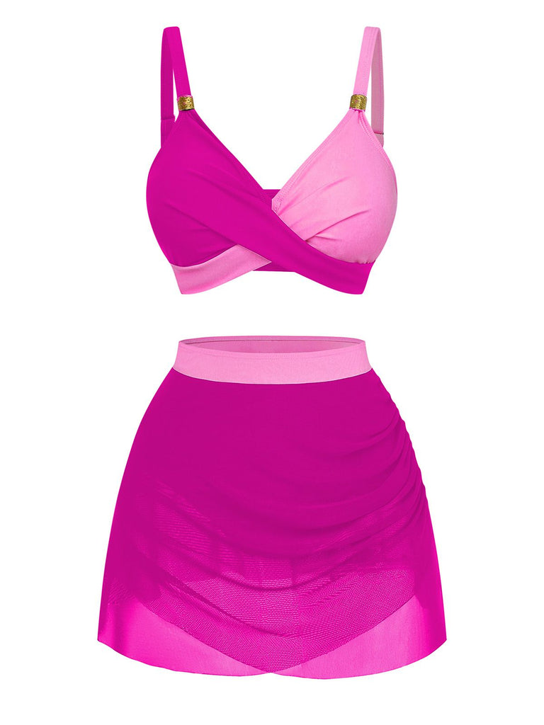 Rosa zweiteiliger Badeanzug auf weißem Hintergrund
