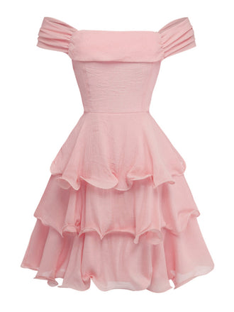 Rosa schulterfreies Kleid mit Rüschenlagen auf weißem Hintergrund