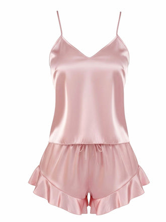 Ein zweiteiliges Pyjama-Set aus seidigem Satin in einem zarten Rosaton, bestehend aus einem schlichten Camisole-Top mit V-Ausschnitt und passenden Shorts mit Rüschensaum.