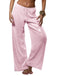 Eine Person trägt eine pinkfarbene Paillettenhose vor einem weißen Hintergrund.