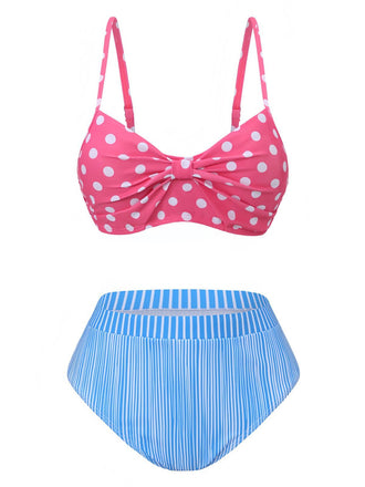 Vorderansicht des Mix-and-Match-Bikini-Sets, bestehend aus dem gerafften, rosa gepunkteten Oberteil und dem hochgeschnittenen, blau gestreiften Bikinihöschen.