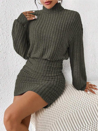 Grünes figurbetontes 60er Rippstrickkleid mit Rollkragen