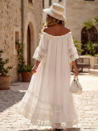 70er Boho-Kleid mit schulterfreiem Design, Spitze und Stufenrock in Weiß