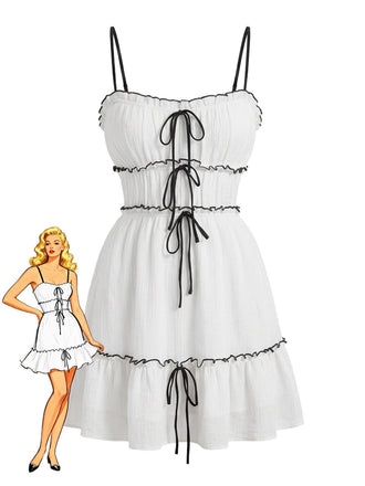 60er Minikleid mit Spaghettiträgern, Rüschen und Struktur in Weiß