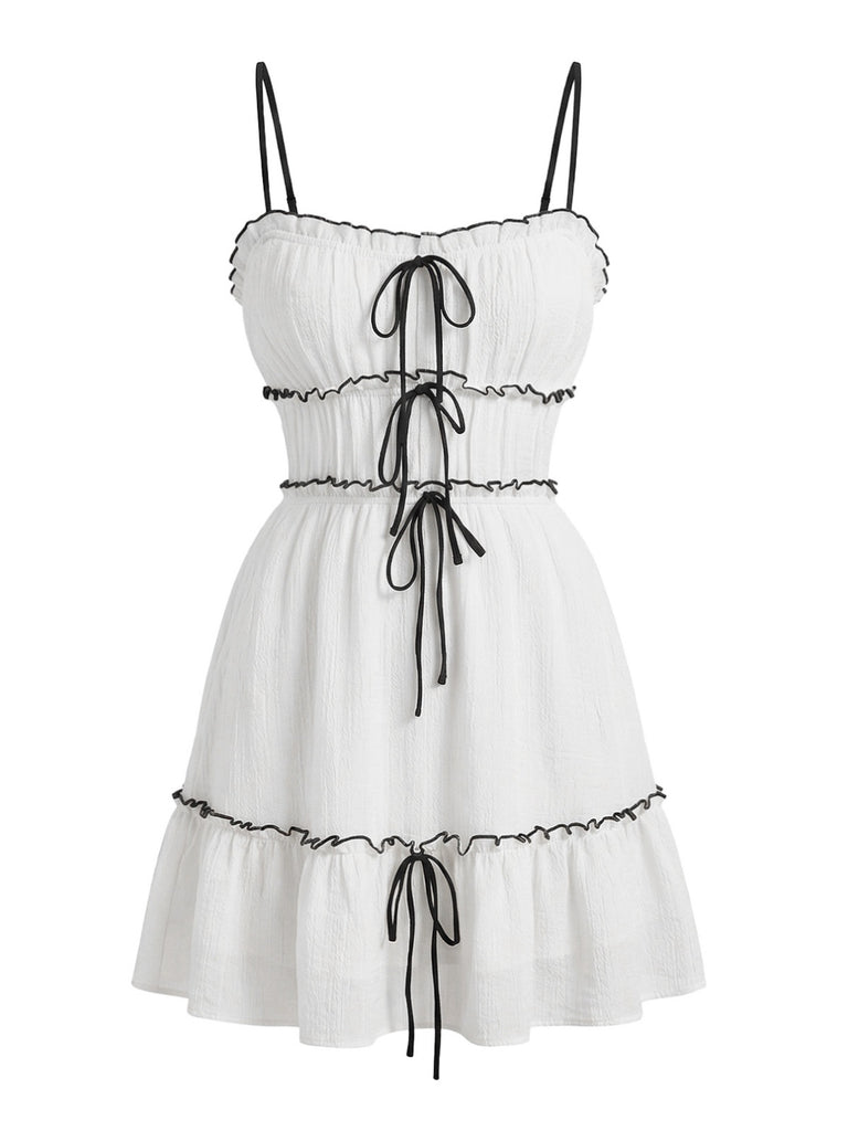 60er Minikleid mit Spaghettiträgern, Rüschen und Struktur in Weiß