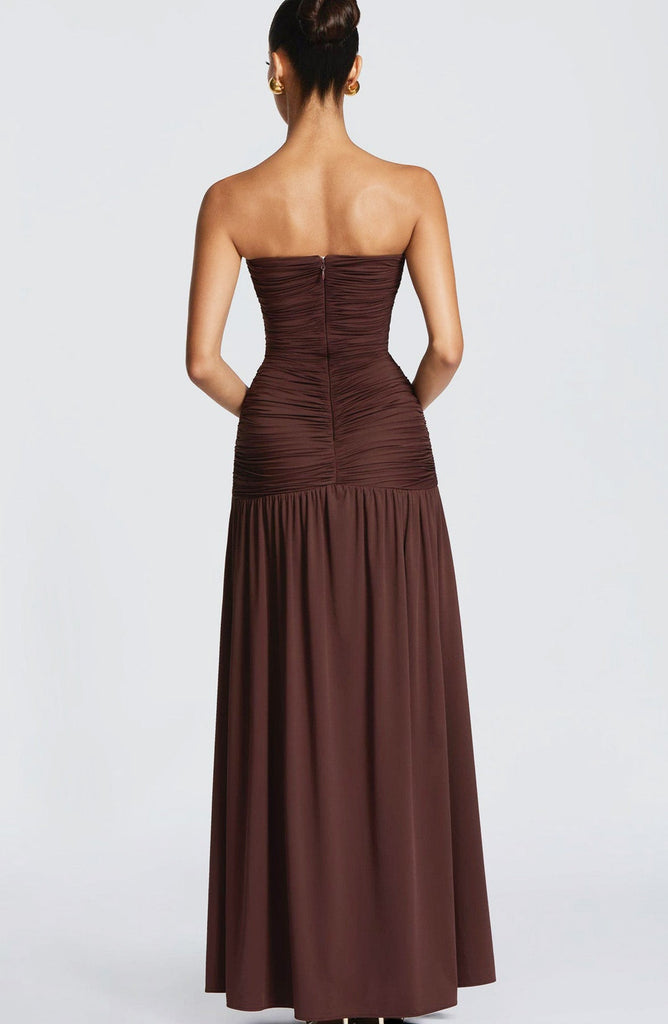 Trägerloses 70er Maxikleid mit tiefem V-Ausschnitt, Raffung und hohem Schlitz