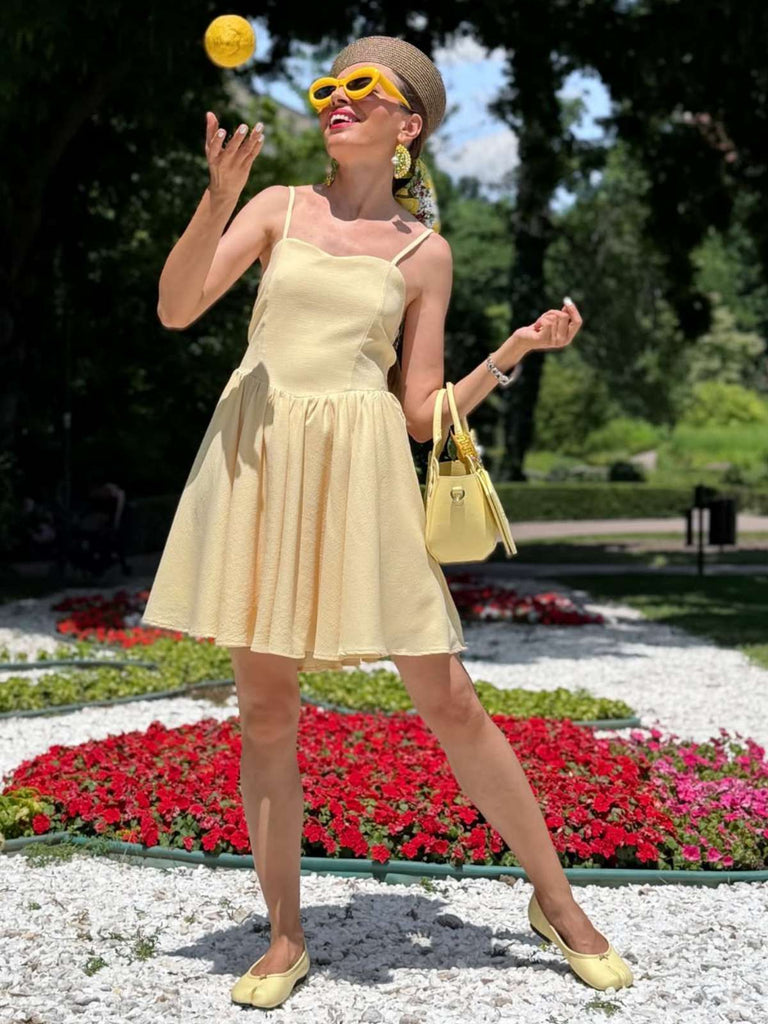 Gelbes 50er Swingkleid mit Struktur und Herz-Ausschnitt