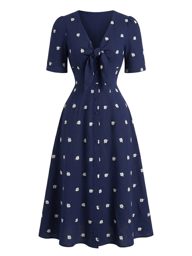 Blaues 40er Kleid mit V-Ausschnitt und Stickerei