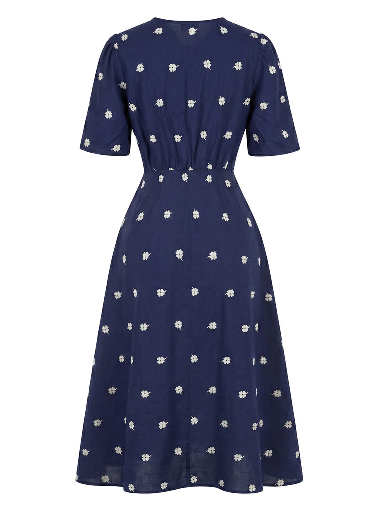 Blaues 40er Kleid mit V-Ausschnitt und Stickerei