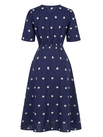 Blaues 40er Kleid mit V-Ausschnitt und Stickerei