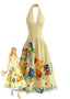 Gelbes 50er Kleid mit Neckholder und Blumen