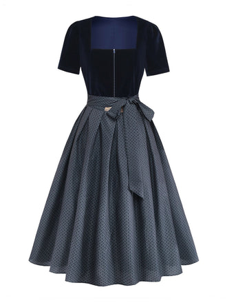 Blaues 50er Oktoberfest-Dirndl-Set mit Samt-Patchwork und Polka-Dot-Schürze