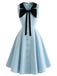 Hellblaues 50er Kleid mit Schleifenkragen und Taschen