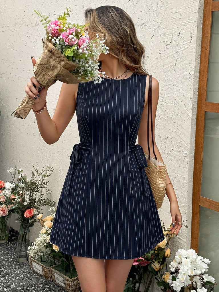 Marineblaues 60er Ärmelloses Kleid mit Streifen und A-Linie