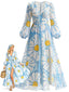 [Vorverkauf] Blaues 70er Maxikleid mit Gänseblümchen und V-Ausschnitt