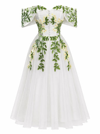 Weißes 50er schulterfreies Kleid mit Applikationen und Rebe